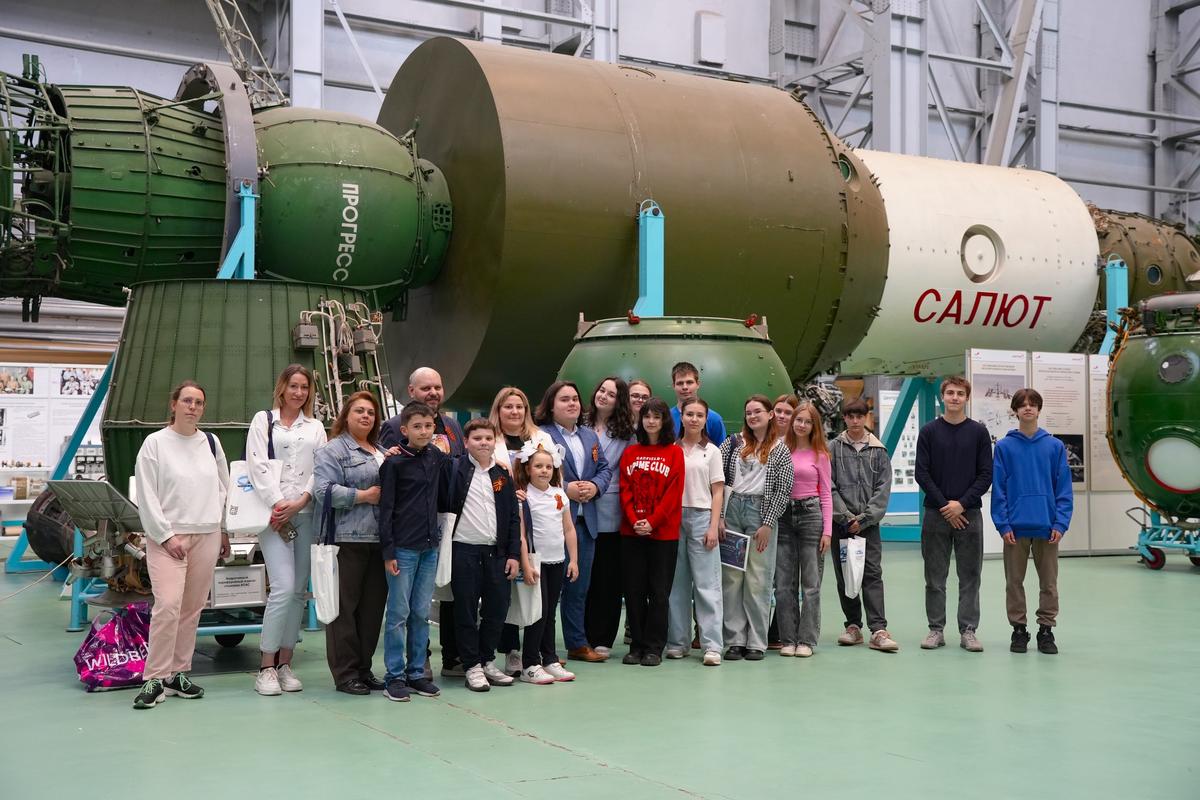 Лучшие научные волонтёры посетили ведущее предприятие ракетно-космической отрасли
