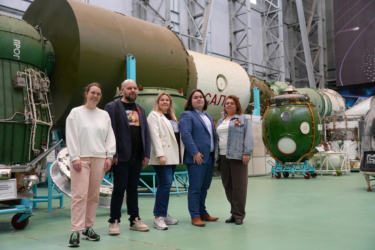 Лучшие научные волонтёры посетили ведущее предприятие ракетно-космической отрасли
