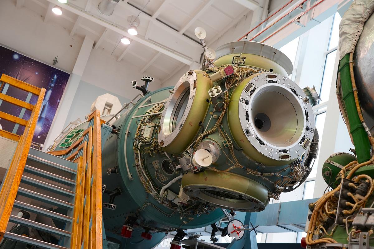 Лучшие научные волонтёры посетили ведущее предприятие ракетно-космической отрасли