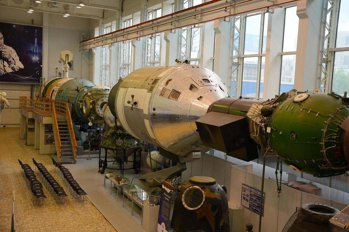 Лучшие научные волонтёры посетили ведущее предприятие ракетно-космической отрасли