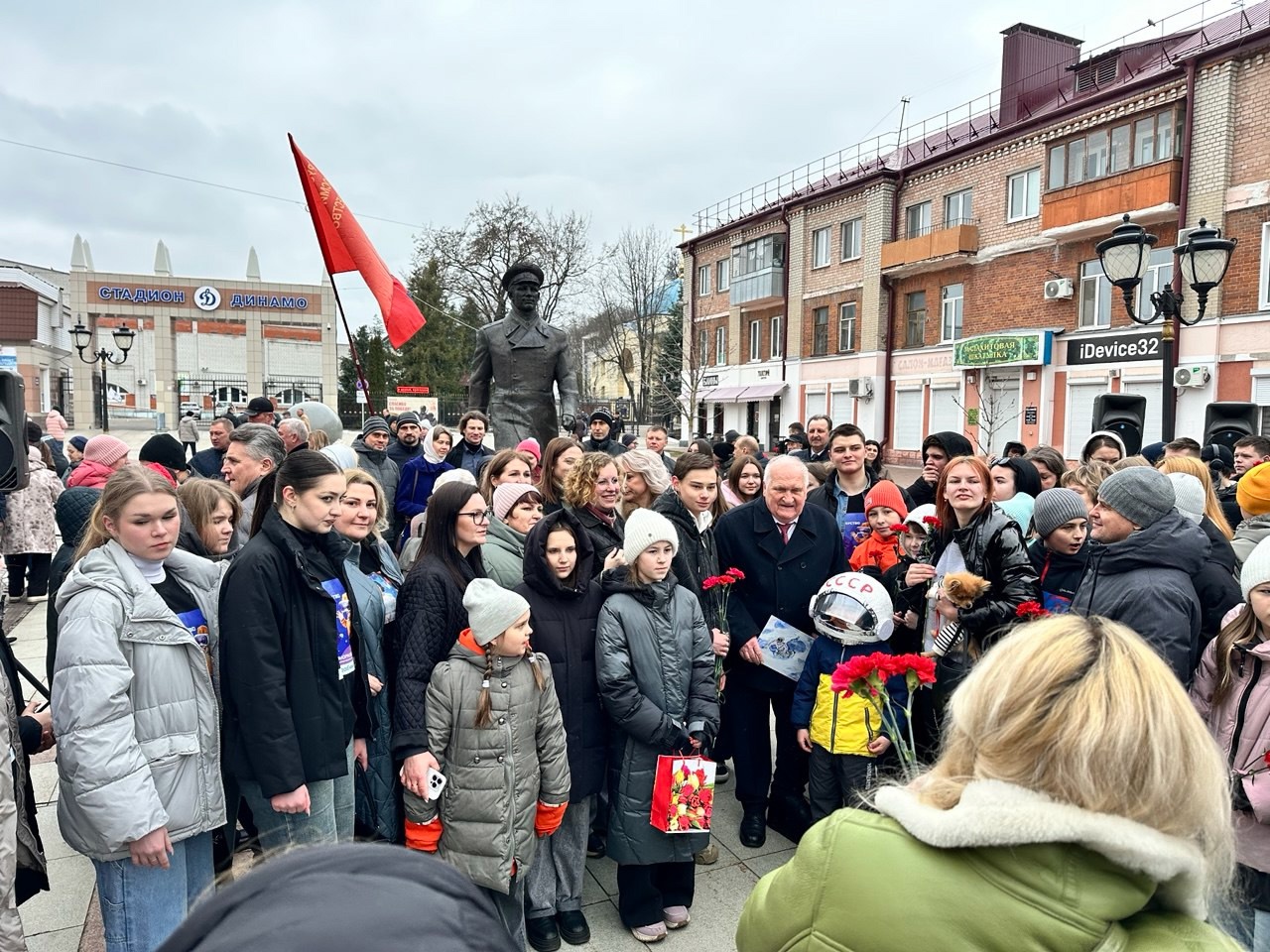 12 апреля мы провели акцию параллельного возложения цветов научных волонтёров Королёв-Брянск.