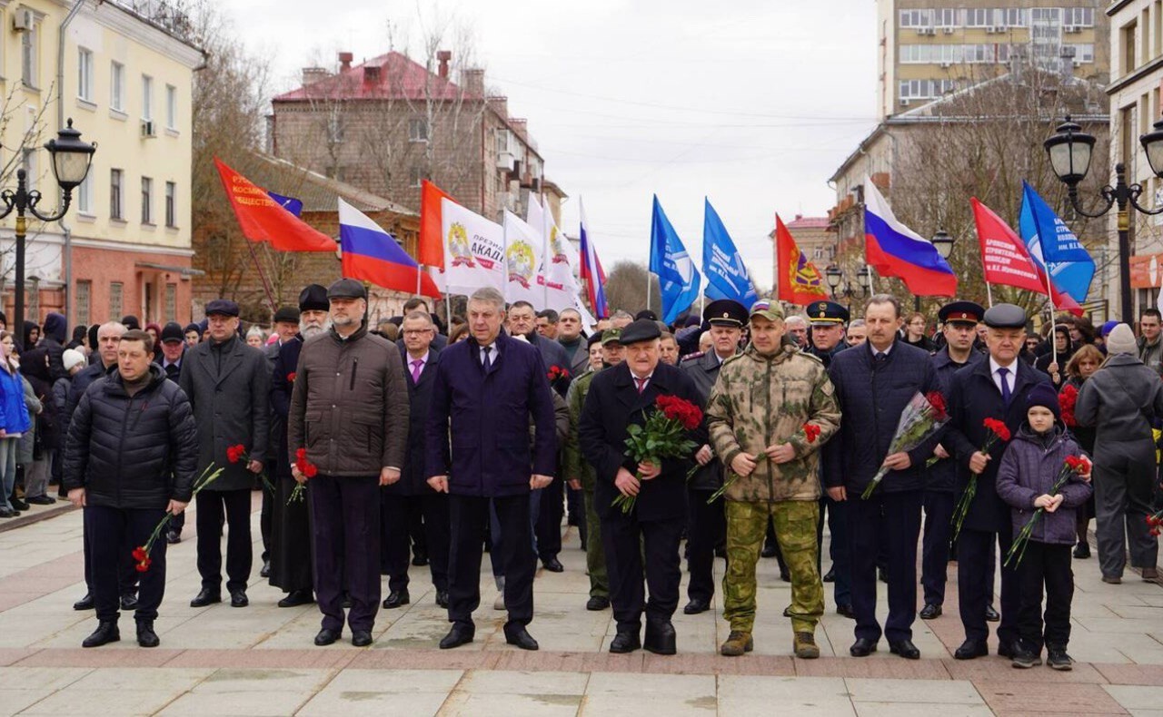 12 апреля мы провели акцию параллельного возложения цветов научных волонтёров Королёв-Брянск.