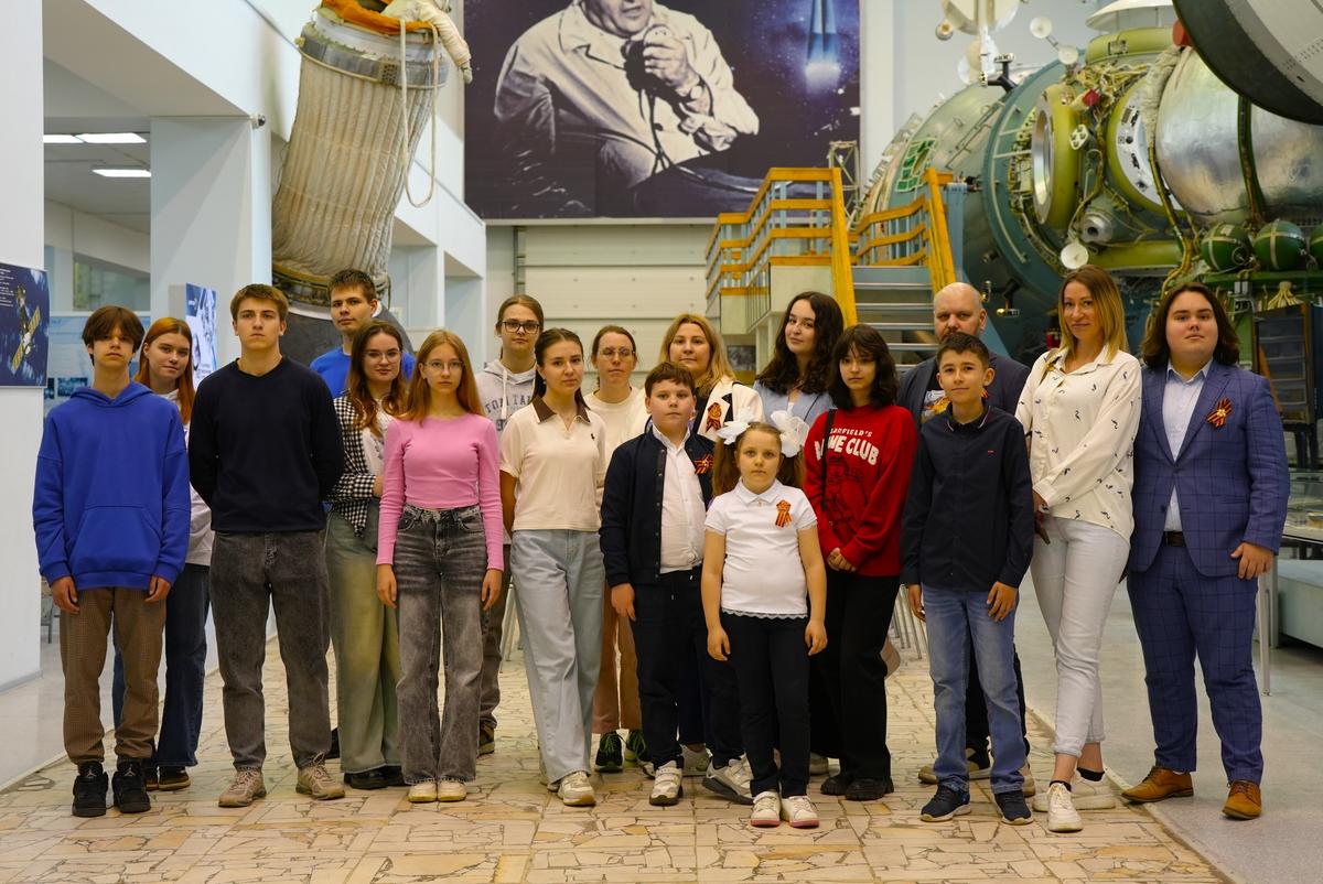 Лучшие научные волонтёры посетили ведущее предприятие ракетно-космической отрасли